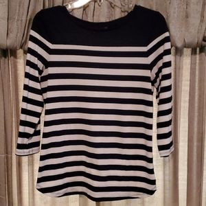 Black and white long sleeve t